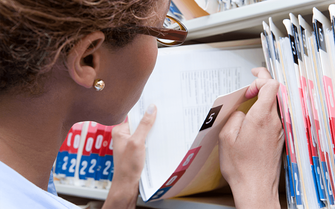 Photo of a woman looking at a medical file. Une photo d'une femme qui regarde a un dossier médicale.