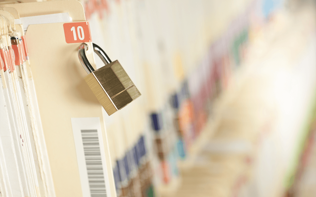 Photo of a medical file with a padlock. Photo d'un dossier médical avec un cadenas.