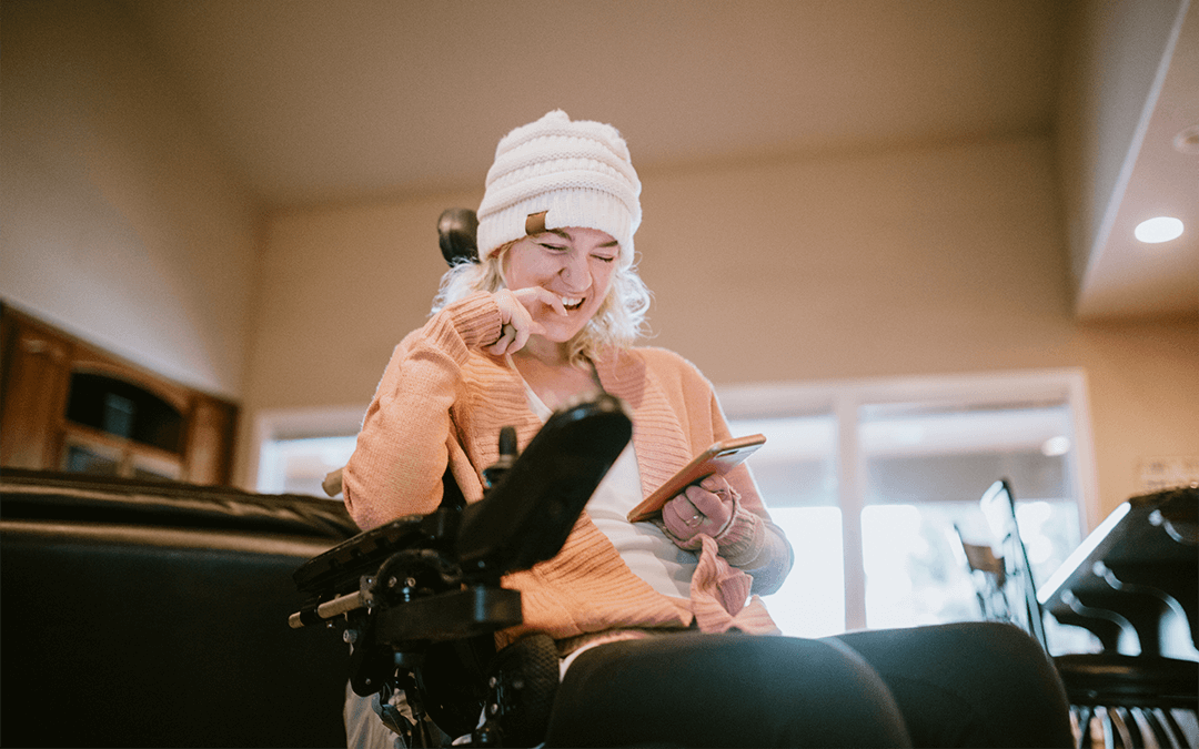 A photo of an independent young adult woman with cerebral palsy going about some of her daily routines at home. Une photo d'une jeune femme adulte indépendante atteinte de paralysie cérébrale qui s'occupe de certaines de ses routines quotidiennes à la maison.