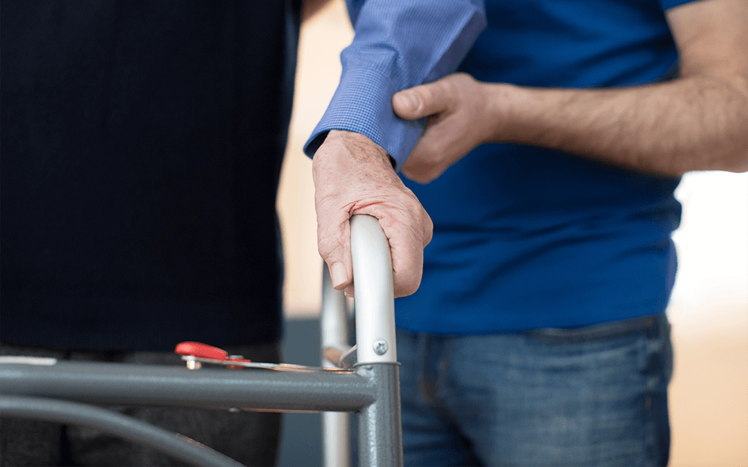 Photo of a occupational therapist helping an elderly man with his walker. Photo d'un ergothérapeute aidant un homme âgé avec sa marchette.